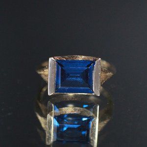 VINTAGE MODERNIST TEXTURED 14K GOLD SYNTHETIC BLUE SPINEL RING